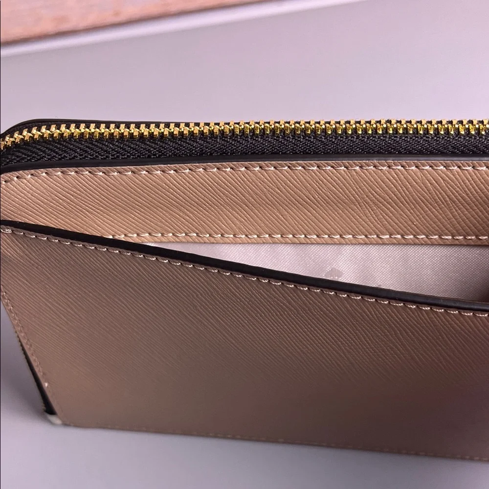 NWT Kate Spade Lucy Colorblock Embossed Ivory and Black Wristlet MSRP $149.00 - Picture 11 of 14